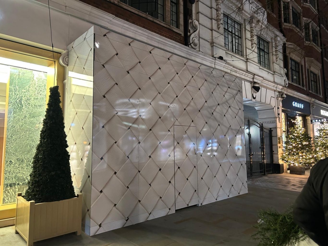 Bottega Veneta Sloane Street - Emergency hoarding installation